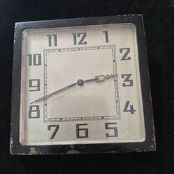 Vintage 1940s  Art Deco desk clock 8-Day Power Reserve and six Ruby Bearings