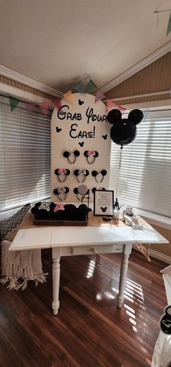 "Grab Your Ears" Mickey/Minnie Wood Party Displayer