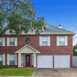 LOVELY SINGLE PROPERTY AVAILABLE NOW!!!