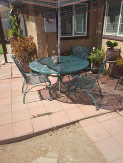 Mesa De Jardín Con 3 Sillas Para Disfrutar Una Tarde A Gradable La Sombrilla Está Un Poco Rota 