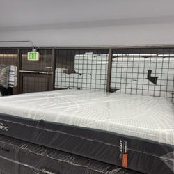 KING SIZE TEMPURPEDIC PROADAPT (FIRM) MATTRESS & BOX SPRINGS BED SET