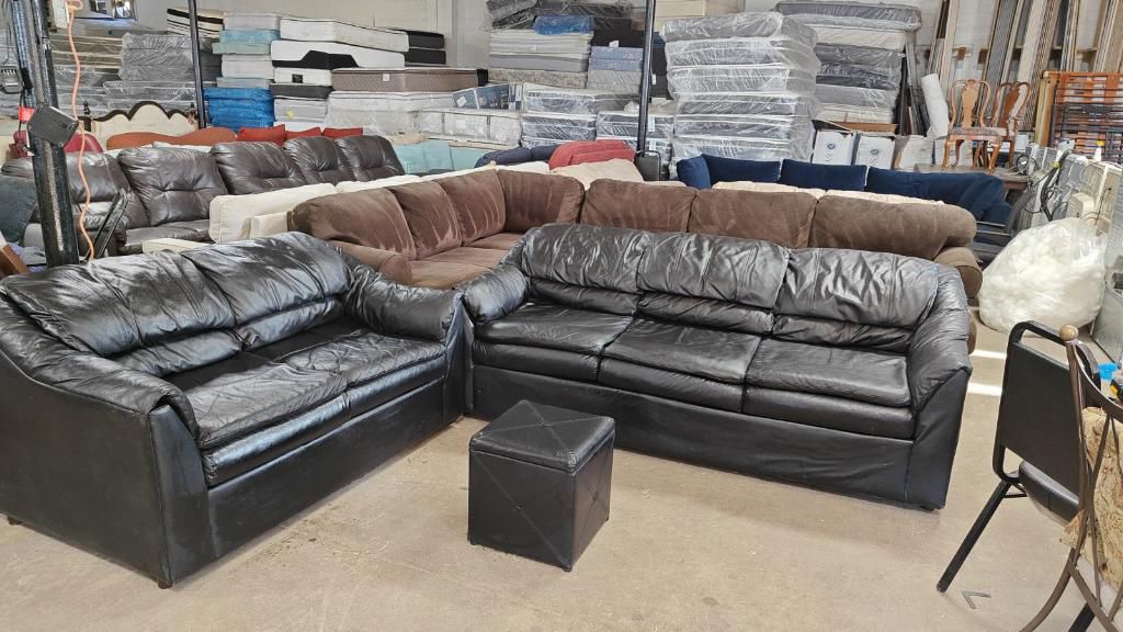 SOFA AND LOVESEAT AND OTTOMAN LEATHER BLACK GOOD CONDITION FREE DELIVERY 🚚 