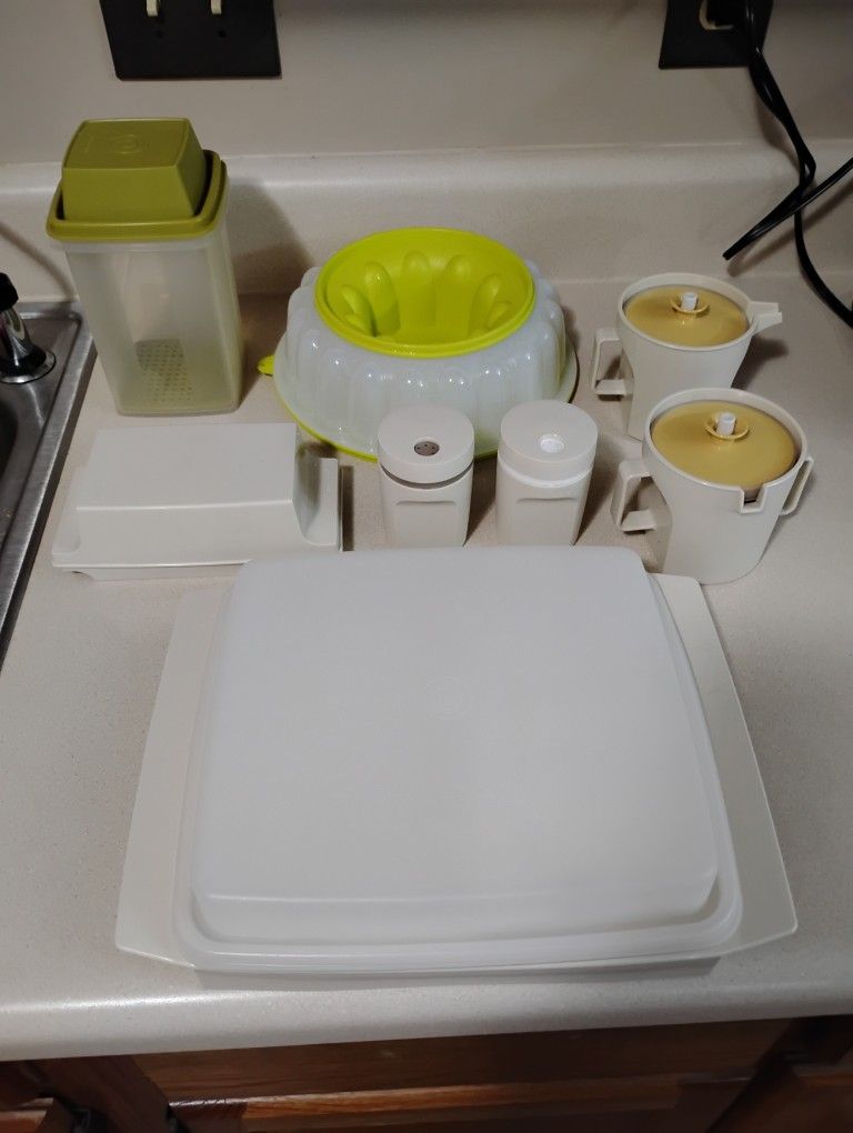Assorted Tupperware Items