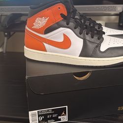 Men’s 9.5 Jordan Mid Black toe Starfish