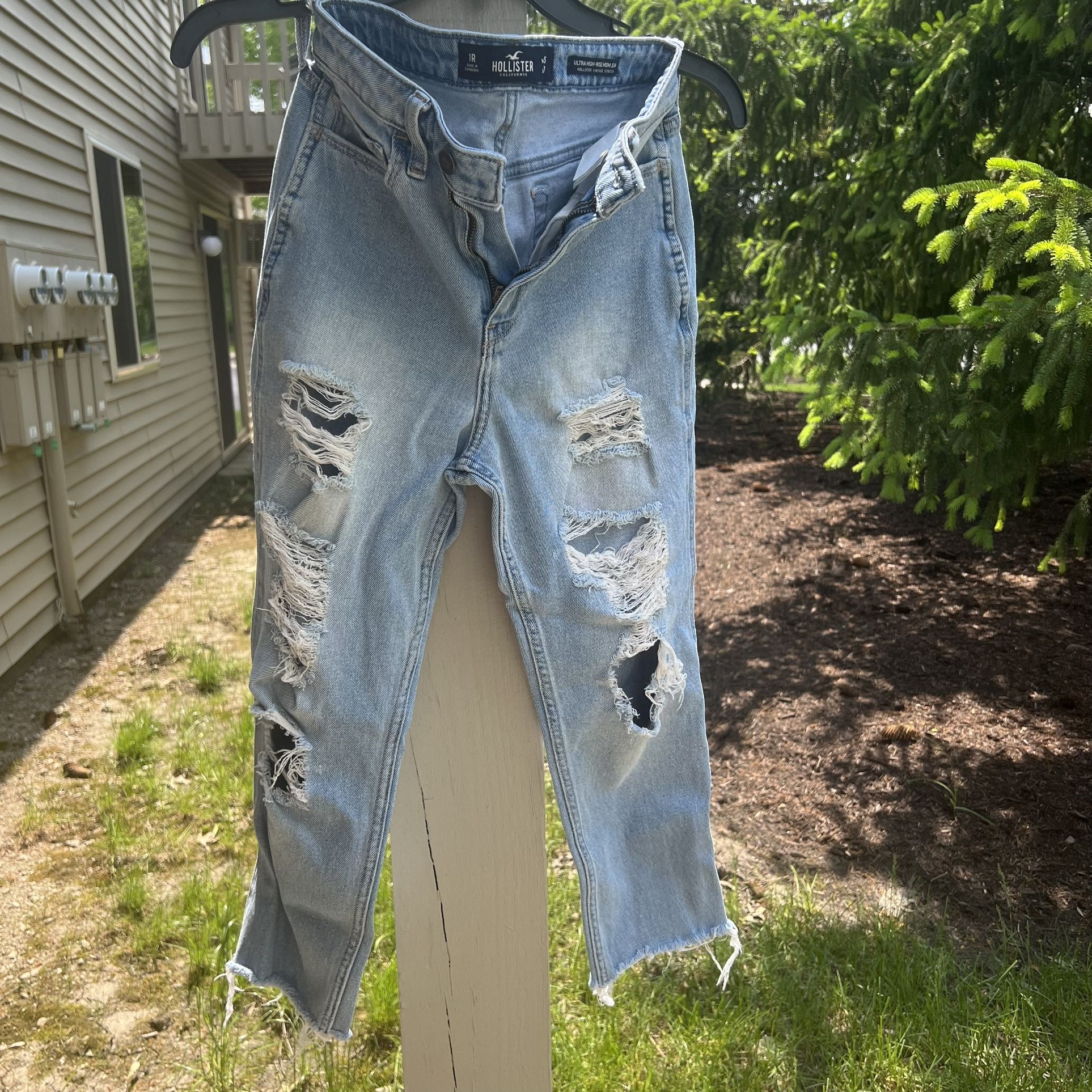Hollister Ultra High Rise Mom Jeans
