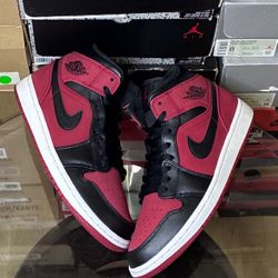 Air Jordan 1 Mid 'Reverse Banned'