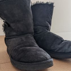 Women's Size 8 UGG Button Short Boots 