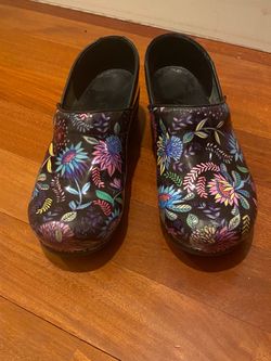 Dansko clogs—Women’s size 39 EU /8.5-9 US—Cute!!!