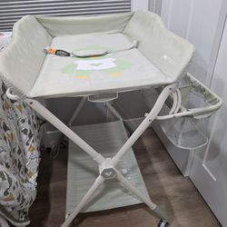 Foldable Baby Changing Table with Storage Basket – Excellent Condition