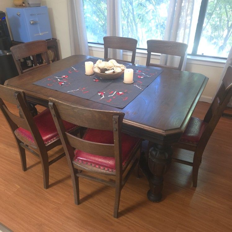 Antique dining room table with 6 Chairs!