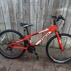 TREK MT 200 WHEELS 24”