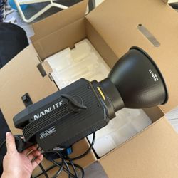 Nanlite FS-200B Spot Light + Lantern Attachment