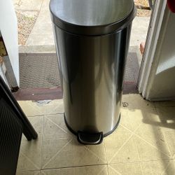 Bote Para La Basura En Muy Buenas Condiciones. Luce Como Nuevo Grande