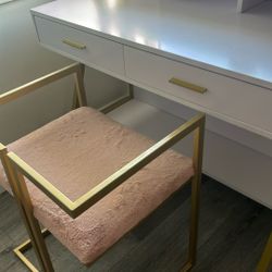 Beautiful Contemporary Desk and Chair