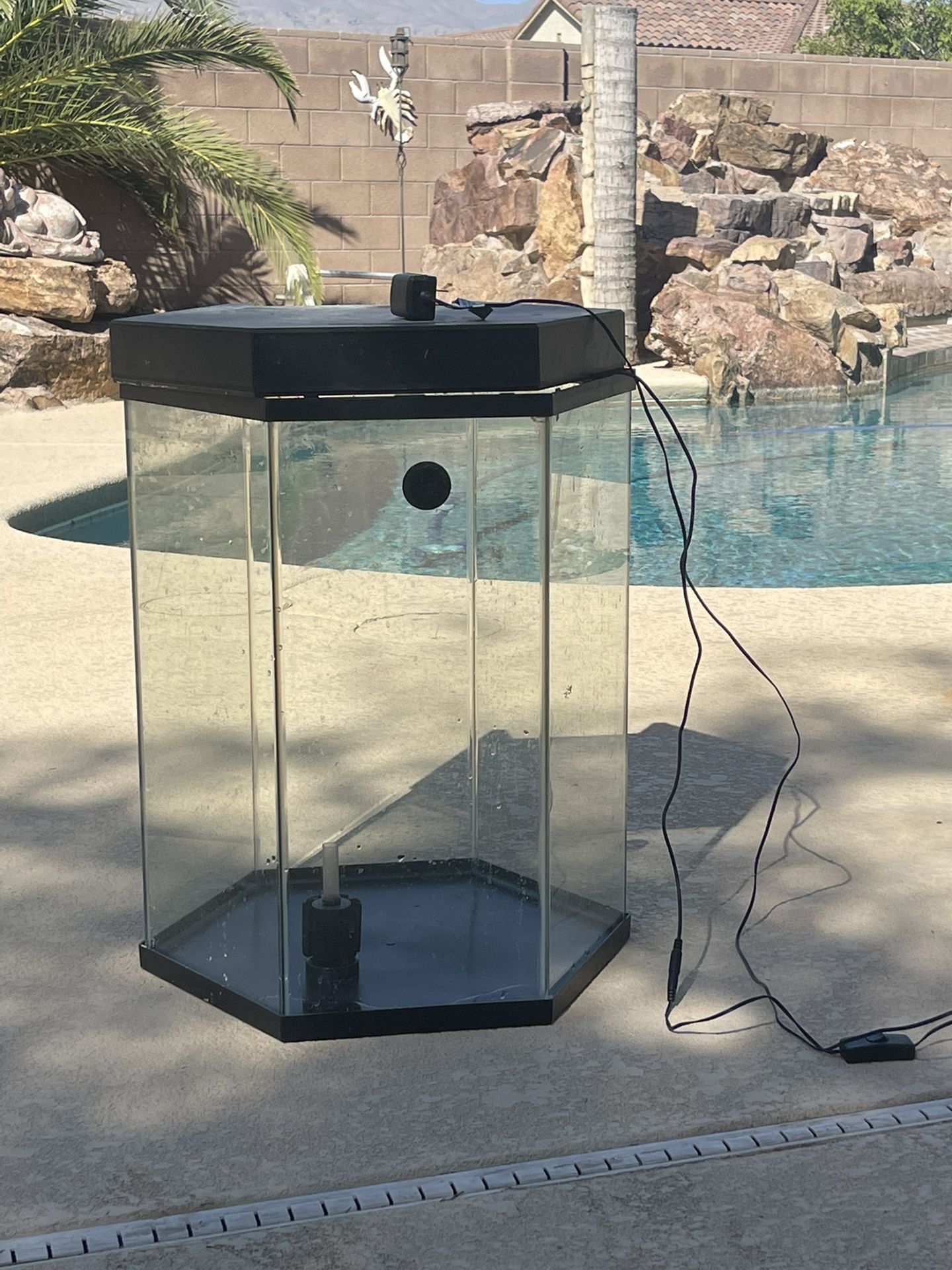 20 Gallon Hexagon Fish Tank for Sale in Las Vegas, NV - OfferUp
