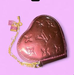 Violet Vernis patent leather Louis Vuitton Coeur coin pouch with brass hardware and brand signature Monogram pattern throughout.