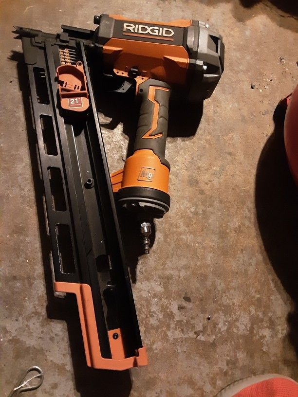 Craftsman 6 Gallon Pancake Air Compressor With 2 Nail Guns for Sale in