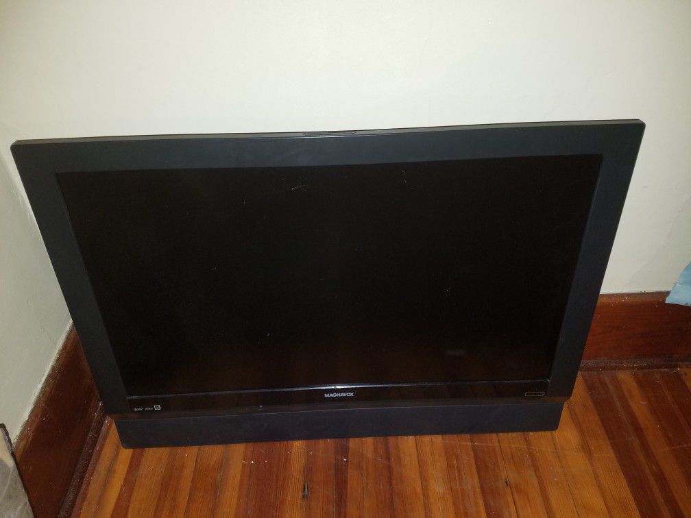 32 in Magnavox LCD flatscreen TV