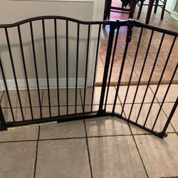 Metal gate adjustable 