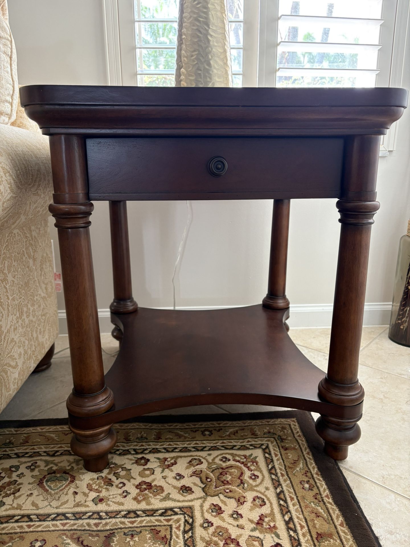 Bassett End Table With drawer