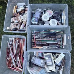 Vendiendo Todo Este Maquillaje Lápiz Para Ojos De Colores Sombras Bases Usada Y Algunas Nuevas  
