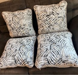Se vende cojines decorativos son nuevos set de 4 piezas hermosos colores
