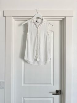 H&M Divided White Sleeveless Button Down Shirt