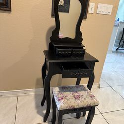 Small vanity for kids