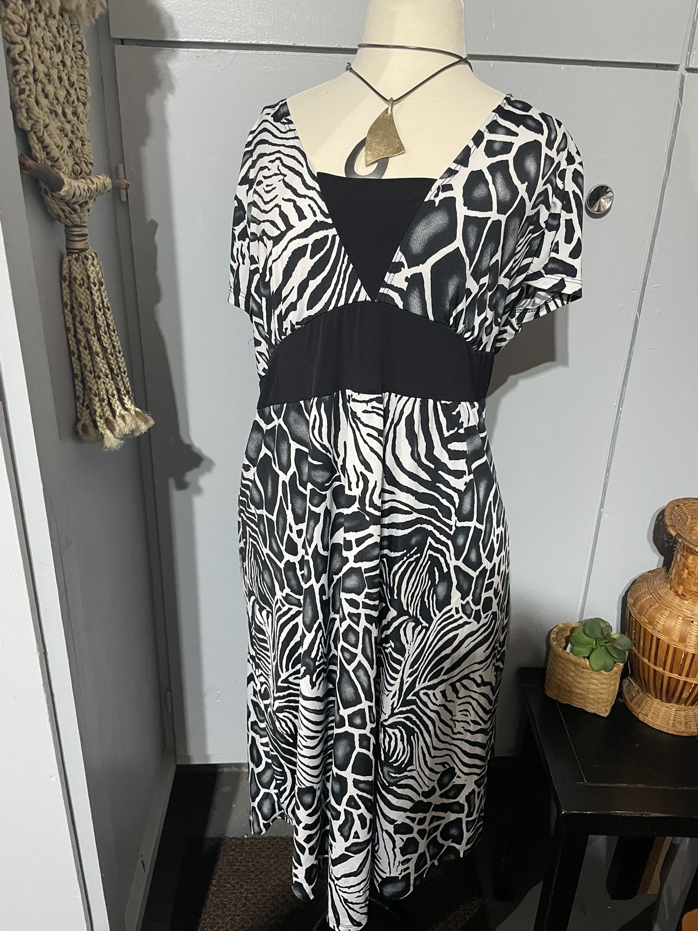 Women’s Black and white dress 👗 Size X-Large