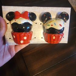 NEW  VINTAGE  DISNEY  MICKEY & MINNIE  SHAKER