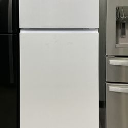 Hisense 18 cu. ft. Top Freezer Refrigerator