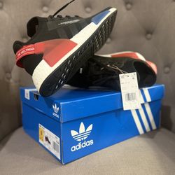 (NEW) Adidas NMD R1 V2 (Sz 9)