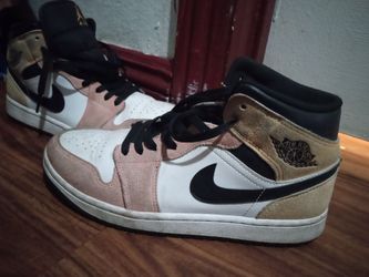 Jordan 1 Mid SE
Flight Club