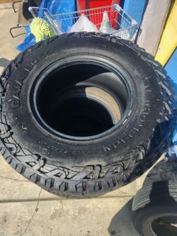 Mickey Thompson Baja boss 35X12.50R17LT
