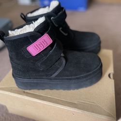 Big kids platform Ugg Boots Size 5 