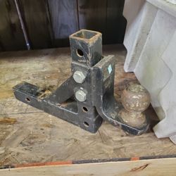Adjustable trailer hitch