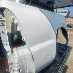 VENDO LADO DERECHO DE LA CAMA DE UNA 18 TACO TAMBIEN EL BUMPER DE ATRAS LAS DOS PARTES POR $80