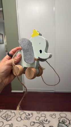 Dumbo block pulley toy