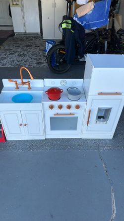 Kitchen for kids very good condition. Almost new.