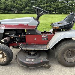 Tractor Riding Lawn Mower For Parts. 