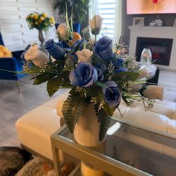 Blue and white roses display with vase