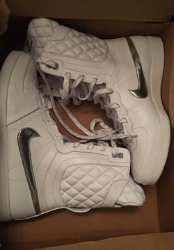 Nikes boots (size 10 womens)