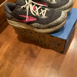 Woman’s Brooks divide 3 Running Shoes Shipping Avaialbe 
