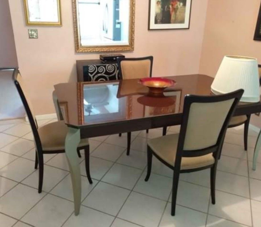NEED GO!!! NICE DINNING TABLE AND FOUR CHAIRS IN LIKE NEW CONDITION