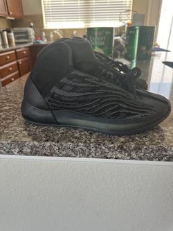 Yeezy QNTM onyx Size 10