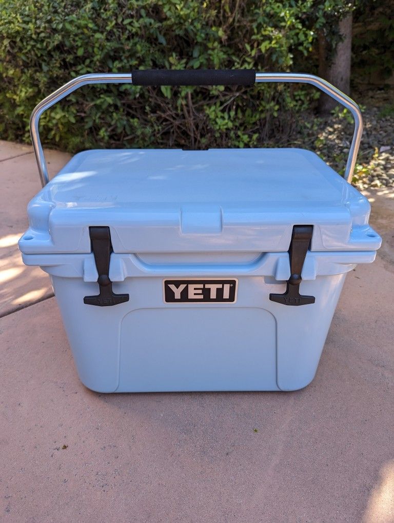 YETI Roadie 20 Cooler Ice Blue