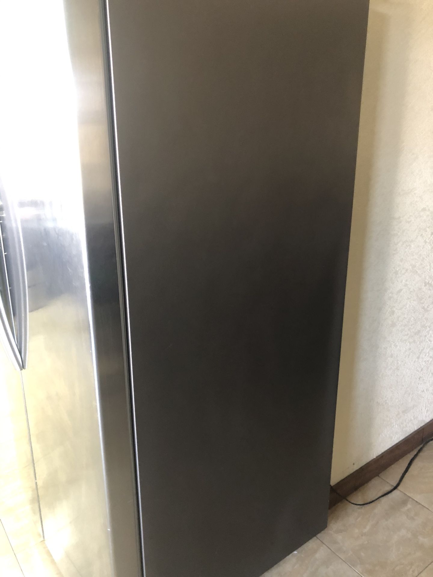 Samsung refrigerator ,side by side, ice maker.dual cooling for Sale in