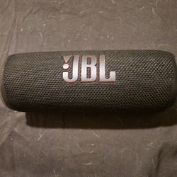 JBL FLIP6  PORTABLE WATERPROOF BLUETOOTH SPEAKER