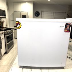 SANYO Mini Fridge w FREEZER In Perfect Working Cosmetic Condition 
