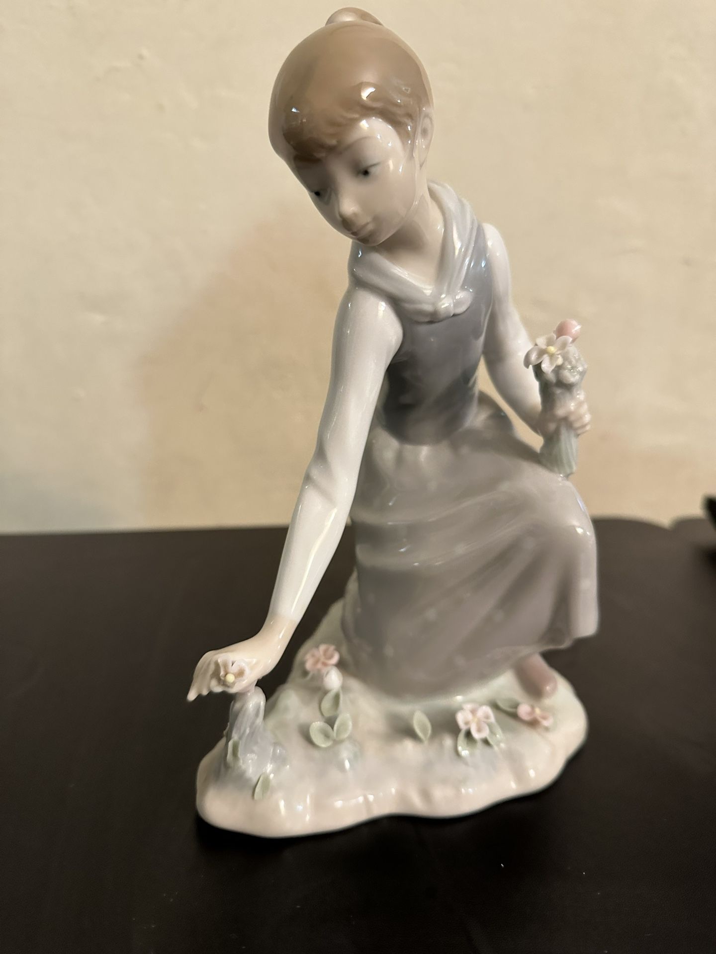Lladro Limited Collection Figurine Girl Picking Flowers